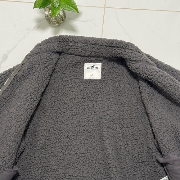 Holister - Picture 2 of 3